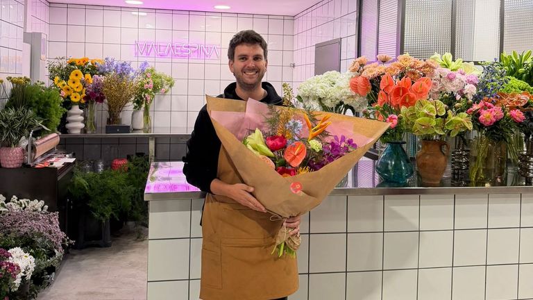 Una amplia variedad de flores se pueden contemplar y comprar en el puesto que Mateo Gonz�lez tiene en la plaza de abastos ribadense