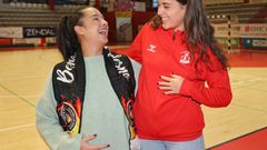 Estela Carrera, que espera a Xin para enero, bromeando en el pabelln de O Porrio con Aroa Fernndez.