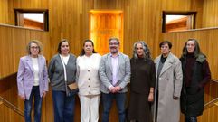 Los diputados del BNG �scar Insua y Cristina Fern�ndez, con la portavoz del BNG de Mux�a, Merce Barrientos, y representates de las ANPA de Cee y Mux�a, ayer 