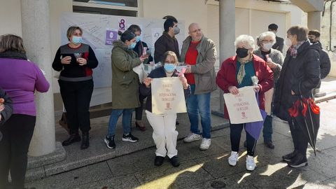 En Man, tras la lectura del manifiesto repartieron material encargado a Aspanane (Viveiro) y Aspromor (Ortigueira)