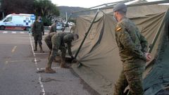Soldados del Regimiento Pr�ncipe de Asturias montan un hospital de campa�a para el triaje de pacientes con covid-19 en la zona de aparcamiento del Hospital de Cabue�es, este viernes, en Gij�N
