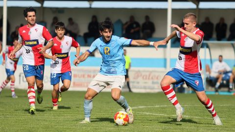 Remeseiro, � dereita da imaxe, disputando un bal�n no partido da �ltima Liga fronte ao Viveiro en Cantarrana.