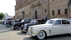 Coches de epoca en una concentraci�n frente a los Escolapios en Monforte
