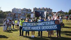 Protesta de los vecinos de la urbanizaci�n mar de Tambo, en Chancelas, sobre la que pesa una orden de derribo