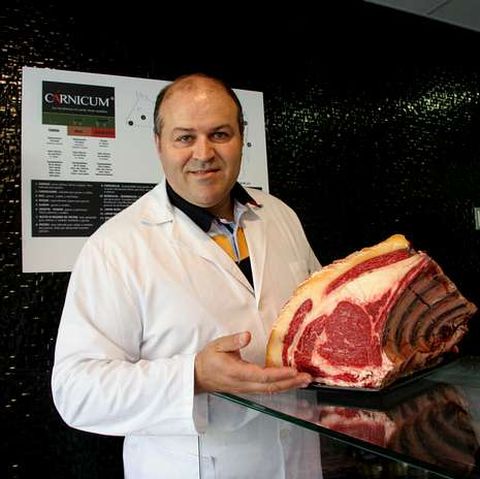 Javier Lendoiro muestra un chuletero de carne gallega.