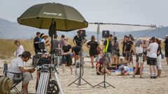 El equipo de rodaje, en la playa de A Ladeira.