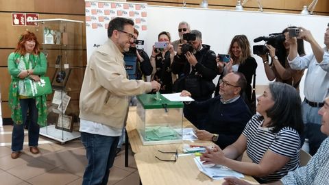 El candidato de Adelante Andaluc�a, Jos� Ignacio Garc�a, votando en su colegio electoral en Jerez.