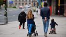 Una familia paseando por A Corua