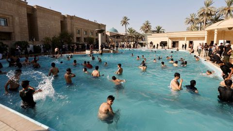 Seguidores del clrigo chi Al Sadr, este lunes, bandose en la piscina del palacio presidencial de Bagdad