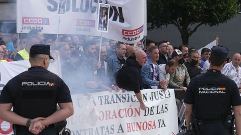 Varios colectivos se manifiestan contra la vicepresidenta Teresa Ribera