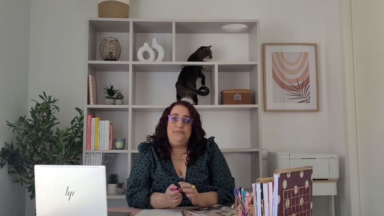 Verónica Ríos, experta en interiorismo felino: «En una casa con gatos no debería haber flores de Pascua»