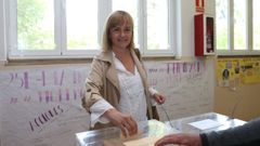 Covadonga Tom� acudi� a votar junto a su hija peque�a en el instituto Rey Pelayo de Cangas de On�s.