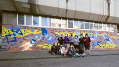 Vecinas de Santiago colaboraron en la realizaci�n del mural del pabell�n de Santa Isabel.