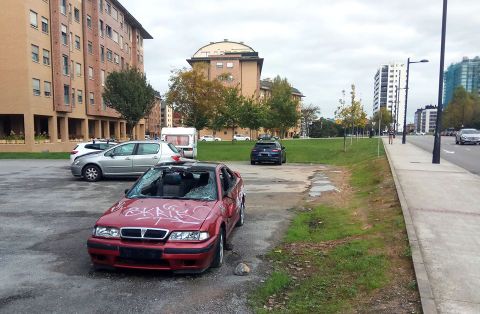 Coche abandonado en La Estrecha, Oviedo