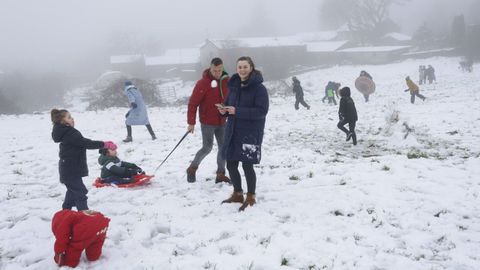 En el alto de San Marti�o, en Ourense, muchas familias disfrutaron de la nieve