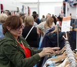 Cientos de personas acudieron a la carpa en busca de gangas. 