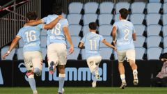Los futbolistas del Celta Fortuna celebran un gol en Bala�dos.