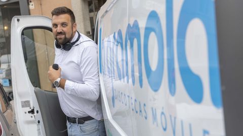 «Para alegrar una fiesta es imprescindible que el DJ esté animado. Yo <br />trato de interactuar moito co público», destaca Ángel Refojos