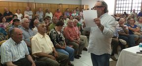 Jos� Antonio D�az, de Uni�ns Agrarias con el pol�mico documento explicando la que se les avecina a muchos vilalbeses. 