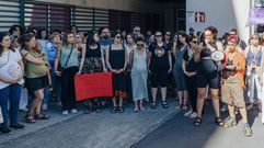 Una treintena de mujeres embarazadas secundaron la protesta a las puertas del CHUO.
