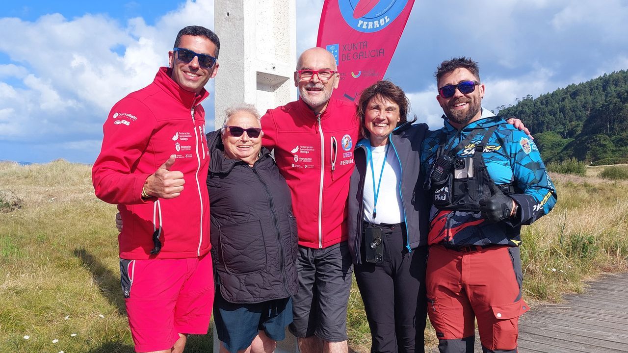 Sagrario voló en parapente por primera vez con 74 años y quiere repetir: «Era mi sueño, y en Cariño, mi pueblo»