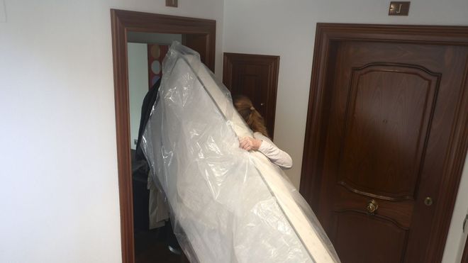 Mujer con un colch�n ayer en la comarca, donde se iniciaron estas estafas.