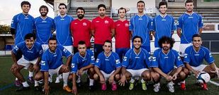 Varios de los integrantes de la plantilla del Sporting Sada posan para La Voz.