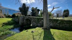 El Concello de Arteixo pretende mejorar el entorno del Ponte dos Brozos, tanto para acondicionar un nuevo espacio para los peatones como para aumentar la seguridad de este bien patrimonial, que popularmente se vincula con los romanos, pero cuya antig�edad lo sit�a como una infraestructura medieval.
