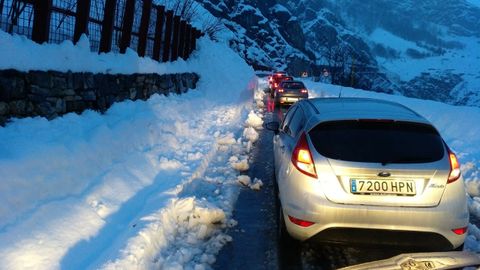 Carretera cortada por la nieve en San Isidro
