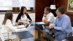 La conselleira recibi en su despacho al alcalde de Outes, Francisco Calo