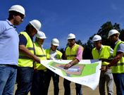 El jefe de Obras del Concello, Jos� Facal, muestra el proyecto a autoridades, empresarios y t�cnicos. 