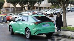 Un vehculo con servicio VTC, tras dejar a dos pasajeras en una calle de A Corua.