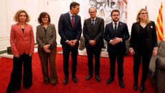 Meritxell Batet, Carmen Calvo, Pedro S�nchez, Quim Torra, Pere Aragon�s y Elsa Artadi, en una imagen de archivo de su encuentro en Barcelona en diciembre del 2018.