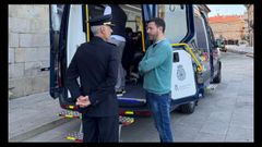 El alcalde de Cambados, Samuel Lago, con uno de los agentes que presta el servicio