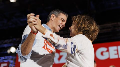 El presidente del Gobierno, Pedro S�nchez, y la vicesecretaria general del PSOE, Mar�a Jes�s Montero.