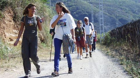 Participantes en una marcha promocional del Camino de Invierno a su paso por Montefurado