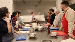 Tatiana Varela imparte uno de los cursos formativos en el mercado de Carballo