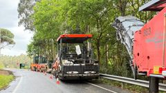 M�quinas para proceder al asfaltado de la carretera N-640 en el municipio de Caldas de Reis