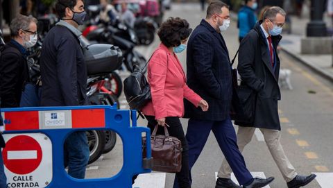 El presidente del Principado de Asturias, Adri�n Barb�n (2-d), el consejero de Salud, Pablo Fern�ndez Mu�iz (d), el director general de Salud P�blica, Rafael Cofi�a 