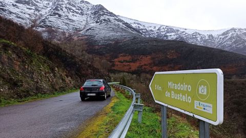 Nieve en los montes en el tramo bajo de la carretera que permite llegar de Quiroga hasta A Seara y Vieiros