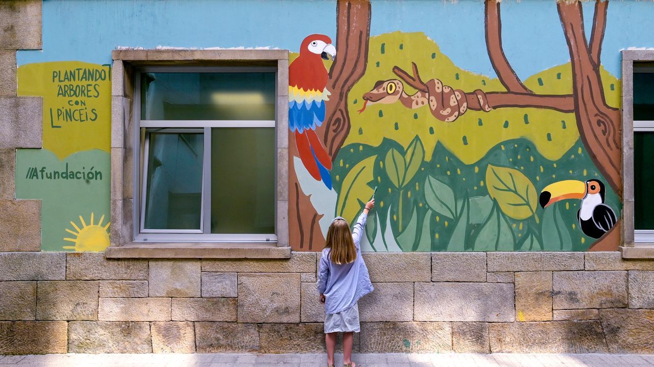 «Plantando árboles con pinceles» hace parada en el CEIP A Xunqueira II de Pontevedra