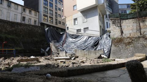Estado actual del patio del colegio Cardenal Cisneros donde se derrumb� un muro.