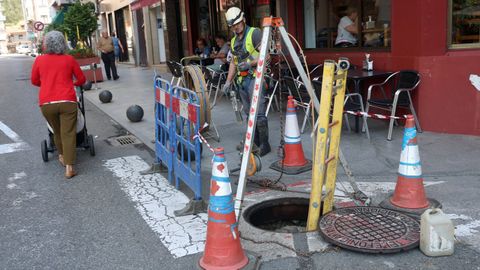 Foto de archivo de un operario instalando fibra en Ribeira, donde la cobertura es del 84,5 %.
