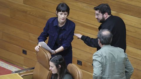 Ana Pontn abandona el hemiciclo tras la ria con el presidente del Parlamento.