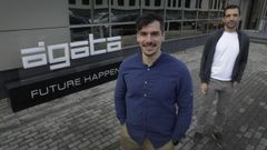 Javier Augusto y Julio Fern�ndez, ante la sede de �gata Technology en Oleiros