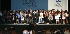 Al finalizar el acto, los premiados se retrataron con el alcalde y parte de la corporaci�n en el escenario del Jofre. 