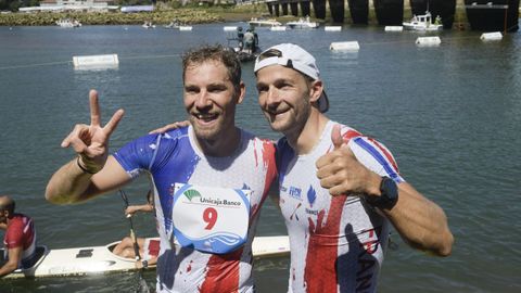 La pareja formada por franceses Quentin Urban y Jeremy Candy, vigentes vencedores del el Sella y campeones en el ltimo Europeo, han vuelto a imponerse al sprint en la 85 edicin del Descenso Internacional del Sella, una prueba en la que han tomado la salida unos 1.100 palistas de 18 pases. y que este ao se ha visto dificultada por el bajo caudal del ro y la bajamar