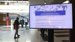 Una pantalla informa en la entrada principal del Hospital Cl�nico de los requisitos que se exigen para poder visitar a personas ingresadas