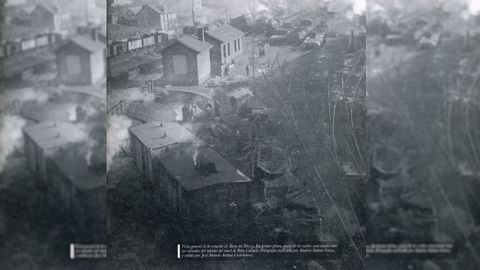Fotografía de la estación del Torre del Bierzo con los vagones siniestrados retirados del túnel donde se produjo el choque en primer plano