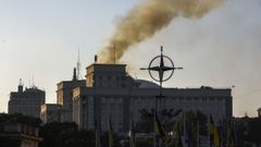Columna de humo sobre los edificios gubernamentales atacados en Kiev
